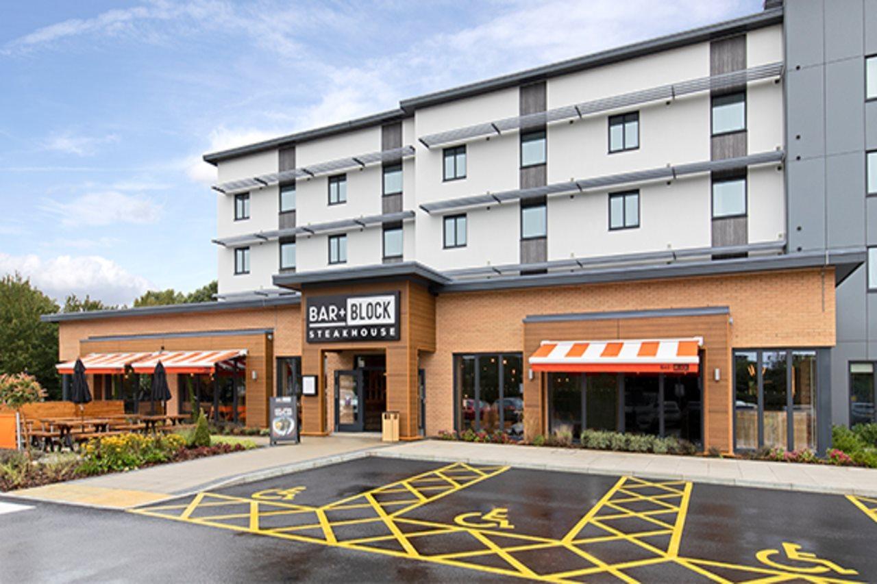 Premier Inn Уиннерш Экстерьер фото